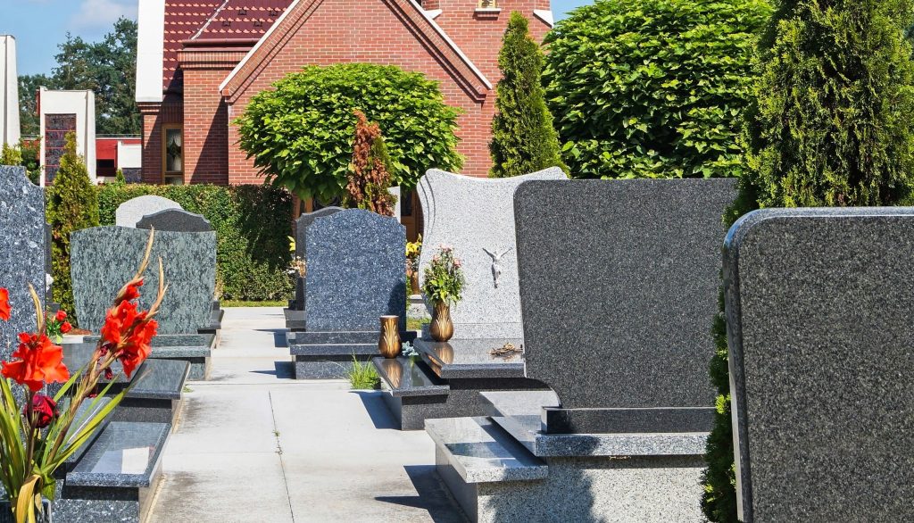 Vous recherchez un monument funéraire sur mesure et à l’image du défunt qui permet à la famille de se recueillir et d’honorer sa mémoire.