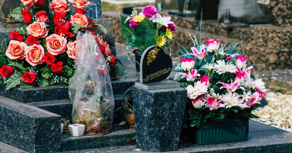 Offrir des fleurs pour un deuil permet de rendre un dernier hommage au défunt et montrer son soutien à la famille.